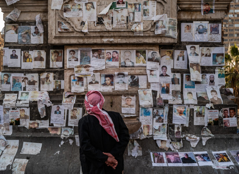 DAMASCO, SIRIA - 17 GENNAIO: Un uomo guarda le foto delle persone scomparse in piazza Al Marjeh, nota come piazza dei Martiri, a Damasco, Siria, venerdì 17 gennaio 2025. (Foto di Salwan Georges/The Washington Post tramite Getty Images)