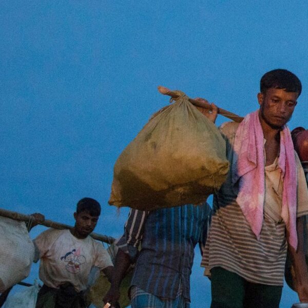 Migliaia di rifugiati Rohingya in fuga dal Myanmar camminano lungo una risaia fangosa dopo aver attraversato il confine a Palang Khali, Cox's Bazar, Bangladesh. Oltre mezzo milione di rifugiati Rohingya sono fuggiti in Bangladesh dalla fine di agosto, durante lo scoppio delle violenze nello stato di Rakhine, causando una crisi umanitaria nella regione e continuando a rappresentare una sfida per le agenzie umanitarie.