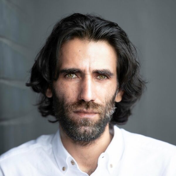 Behrouz Boochani in Italia per presentare il suo nuovo libro.