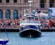 barca della global sumud flotilla circondata dalla folla