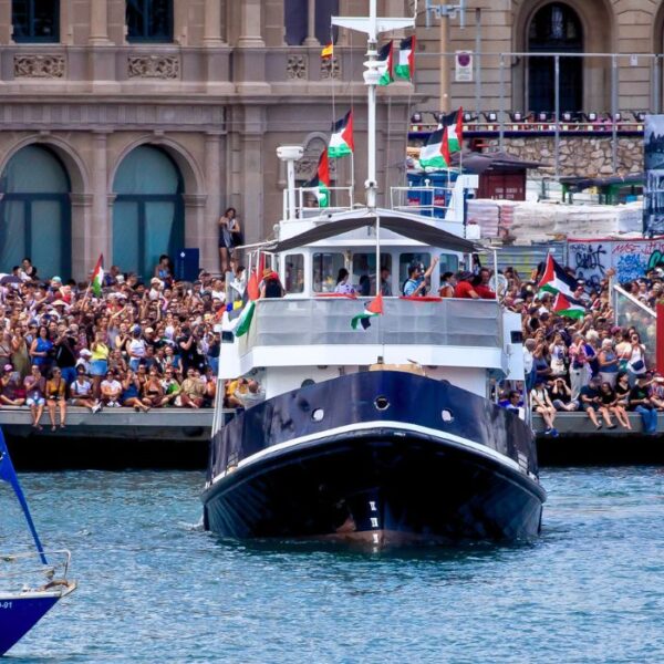 barca della global sumud flotilla circondata dalla folla