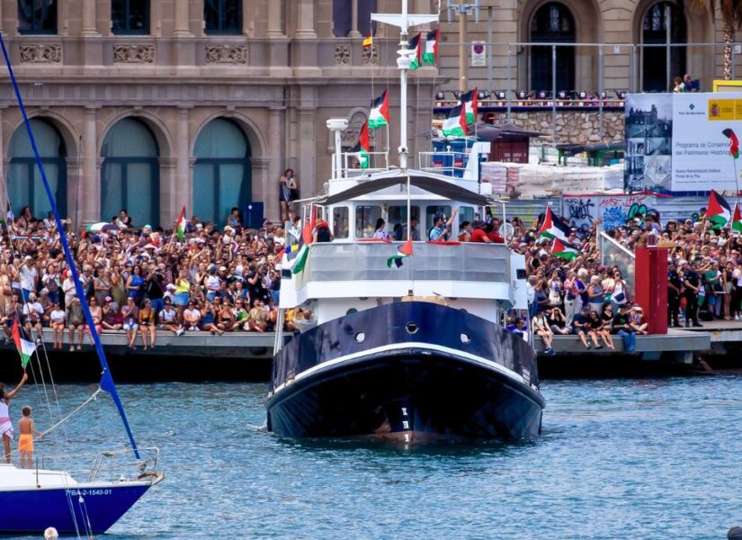 barca della global sumud flotilla circondata dalla folla