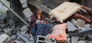 Una donna piange sulle macerie della sua casa distrutta dai bombardamenti israeliani. Campo Nuseirat nella parte centrale della Striscia di Gaza Strip - 18 marzo 2025.