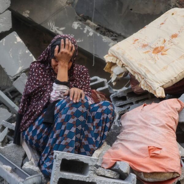 Una donna piange sulle macerie della sua casa distrutta dai bombardamenti israeliani. Campo Nuseirat nella parte centrale della Striscia di Gaza Strip - 18 marzo 2025.