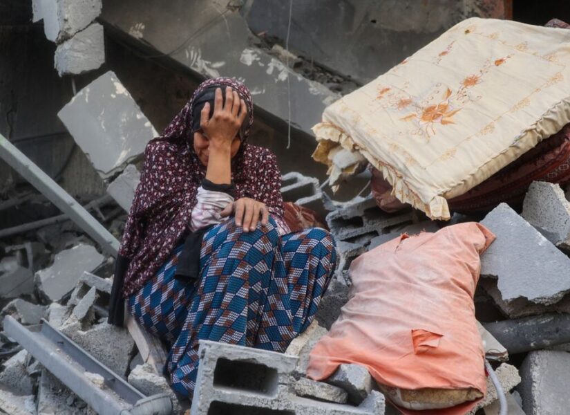 Una donna piange sulle macerie della sua casa distrutta dai bombardamenti israeliani. Campo Nuseirat nella parte centrale della Striscia di Gaza Strip - 18 marzo 2025.