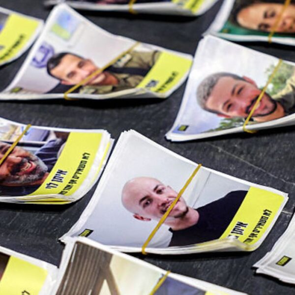 Le foto degli ostaggi israeliani vengono mostrate durante una protesta antigovernativa organizzata dalle famiglie degli ostaggi israeliani presi prigionieri nella Striscia di Gaza dall'ottobre 2023.