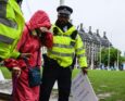 Regno Unito: Centinaia di persone sono state etichettate come “terroriste” solo per aver manifestato pacificamente, 522 persone sono state arrestate a Londra il 9 agosto.