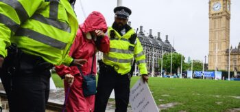 Regno Unito: Centinaia di persone sono state etichettate come “terroriste” solo per aver manifestato pacificamente, 522 persone sono state arrestate a Londra il 9 agosto.