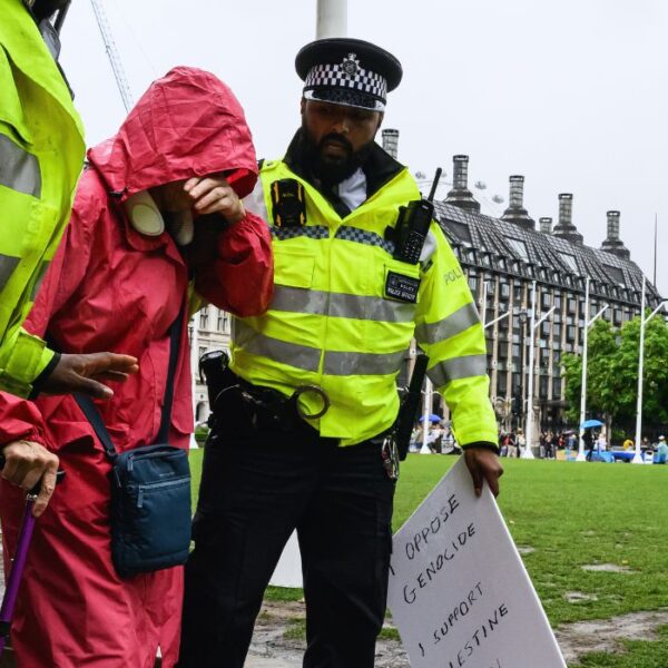UK: Centinaia di persone sono state etichettate come “terroriste” solo per aver manifestato pacificamente, 522 persone sono state arrestate a Londra il 9 agosto.