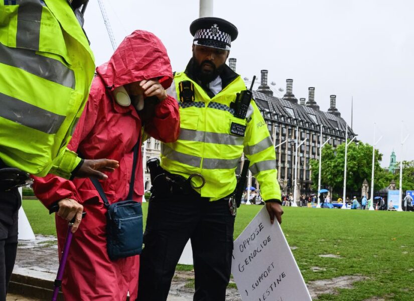 Regno Unito: Centinaia di persone sono state etichettate come “terroriste” solo per aver manifestato pacificamente, 522 persone sono state arrestate a Londra il 9 agosto.