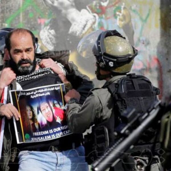 Munther Amira fermato da soldati israeliani.