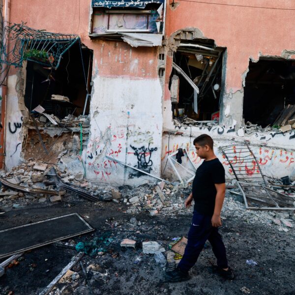 Ragazzo che cammina tra gli edifici danneggiati nel campo per rifugiati di Nur Shams nella parte nord della Cisgiordania occupata.