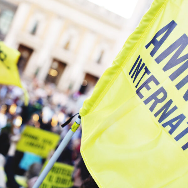 Bandiere gialle di Amnesty International.