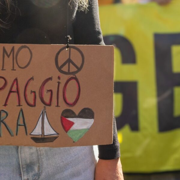 Cartello con su scritto "Siamo l'equipaggio di terra"