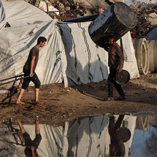 Un palestinese sfollato tira un carro dopo una forte pioggia nella città di Jabalia, nel nord della Striscia di Gaza, il 25 novembre 2025.