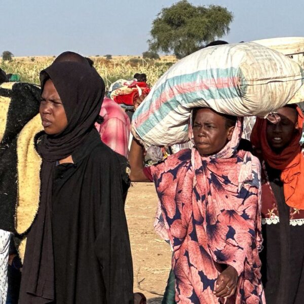 Persone sudanesi sfollati, fuggiti da El-Fasher dopo la caduta della città in mano alle Forze di Supporto Rapido (RSF), giungono nella città di Tawila, nella regione occidentale del Darfur.