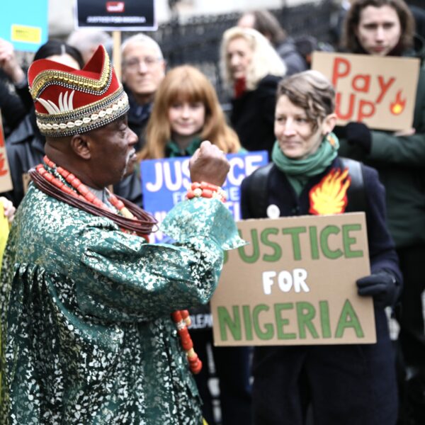 Attivisti e oratori, tra cui il re Okabi della comunità Ogale, chiedono la fine dell'inquinamento del Delta del Niger da parte della Shell e un risarcimento davanti alla Royal Courts of Justice di Londra, nel primo giorno del processo tra le comunità Ogale e Bille e Shell, il 13 febbraio 2025.