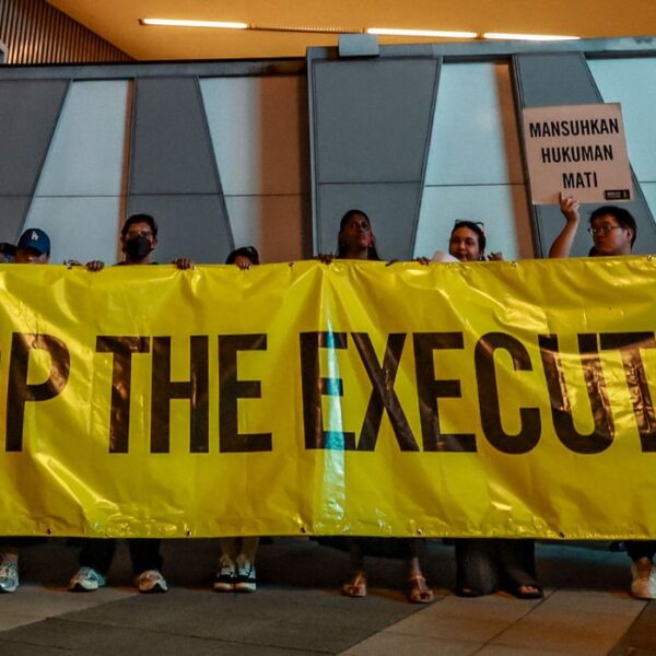 Striscione con scritta "stop alle esecuzioni"