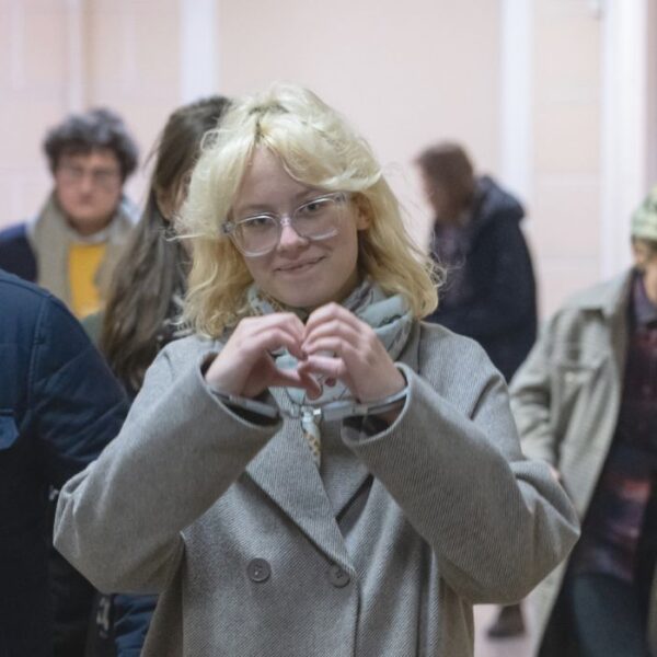 Un agente di polizia scorta Diana Loginova, cantante del gruppo "Stoptime", che si esibisce con il nome d'arte Noako, in manette in aula dopo essere stata arrestata per aver eseguito pubblicamente canzoni di agenti stranieri e per aver vietato la distribuzione di un brano dei Noize MC. La cantante Diana Loginova (Noako) e il batterista Vladislav Leontyev sono stati condannati a 13 giorni di arresto, mentre il chitarrista Alexander Orlov a 12 giorni. I musicisti sono stati arrestati dopo aver eseguito pubblicamente canzoni di agenti stranieri e per aver vietato la distribuzione di un brano dei Noize MC. La street band "Stoptime" ha attirato l'attenzione per aver eseguito canzoni di agenti stranieri in luoghi pubblici a San Pietroburgo.