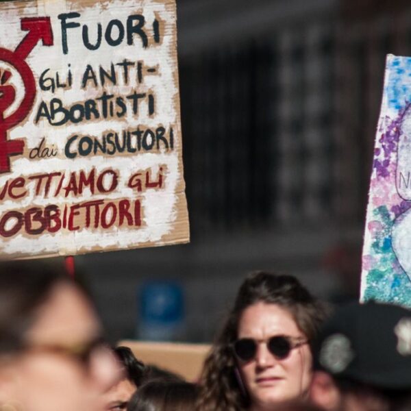 Attiviste di "non una di meno" durante una manifestazione per l'aborto libero e sicuro a Roma il 25 maggio 2025. Il cartello dice "Fuori gli antiabortisti dai consultori"