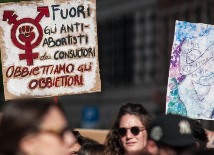 Attiviste di "non una di meno" durante una manifestazione per l'aborto libero e sicuro a Roma il 25 maggio 2025. Il cartello dice "Fuori gli antiabortisti dai consultori"
