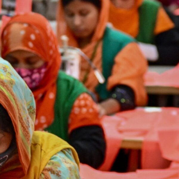 Questa fotografia, scattata il 29 dicembre 2024, mostra operaie tessili che cuciono vestiti in una fabbrica tessile del gruppo Snowtex a Dhamrai, un sottodistretto di Dhaka., Bangladesh
