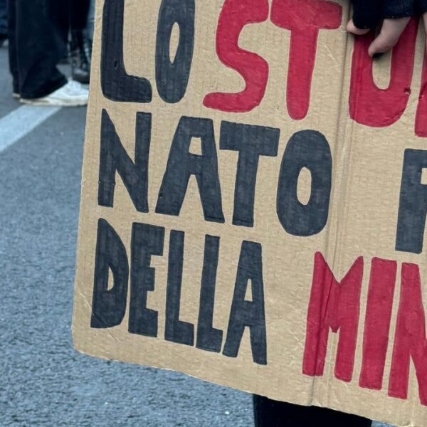 Cartello "Lo stupro è nato prima della minigonna"