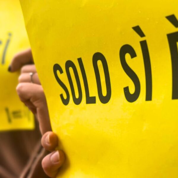 "Solo sì è sì" scritta nera su sfondo giallo