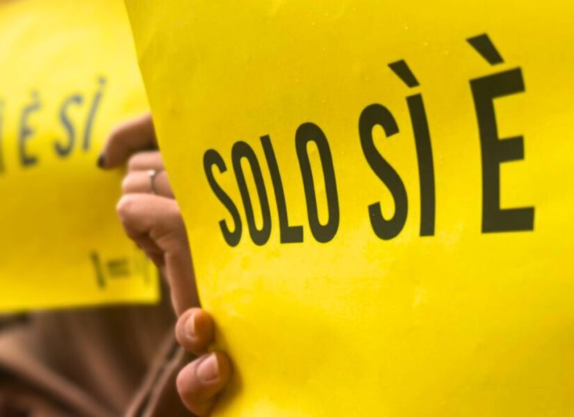 "Solo sì è sì" scritta nera su sfondo giallo