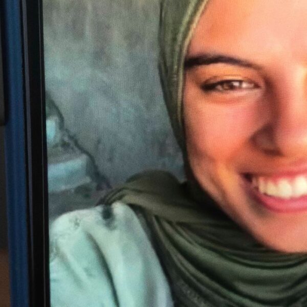 still del film sulla storia di Fatma Hassona "Put Your Soul on Your Hand and Walk" di Sepideh Farsi