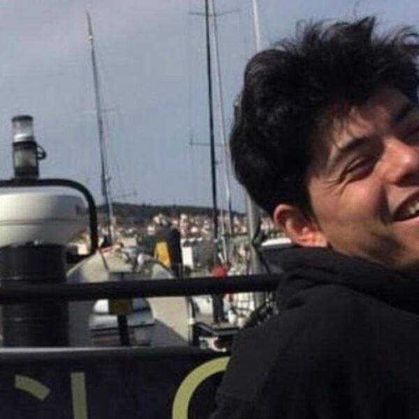 Sean Binder ride davante a una nace dell'organizzazione ERCI che fa ricerca e soccorso in Grecia