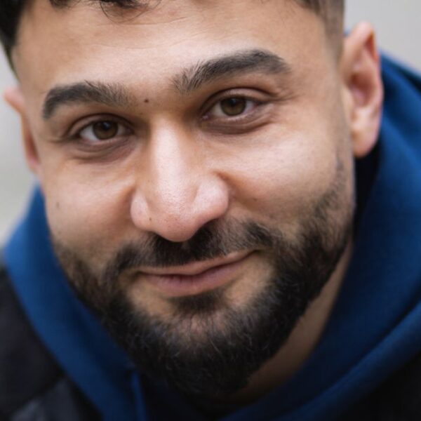 Ritratto di Géza Buzás-Hábel attivita perseguitato per aver organizzato il Pécs Pride, in Ungheria