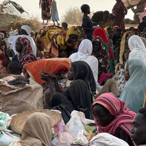 Le persone fuggite dal campo di Zamzam per sfollati interni dopo essere cadute sotto il controllo delle RSF, riposano in un accampamento di fortuna in un campo aperto vicino alla città di Tawila, nella regione occidentale del Darfur, in Sudan, devastata dalla guerra, il 13 aprile 2025.