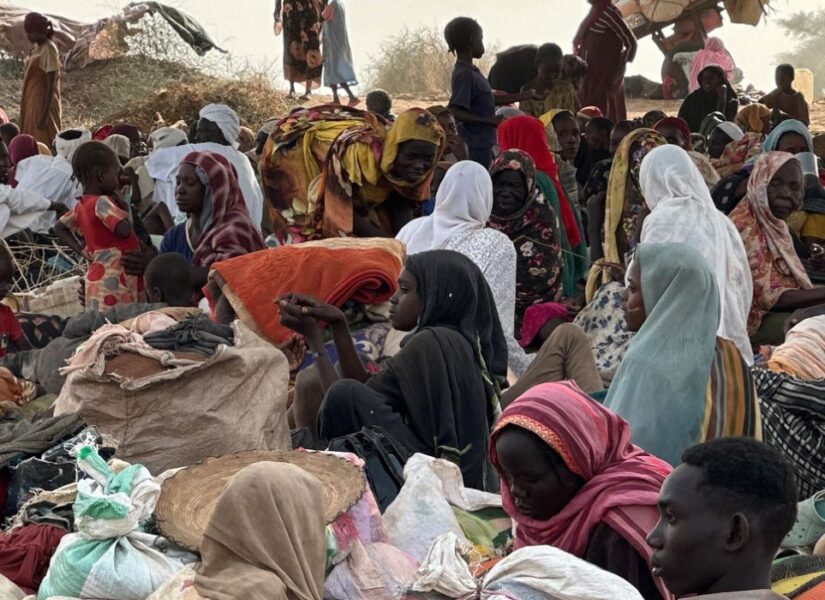 Le persone fuggite dal campo di Zamzam per sfollati interni dopo essere cadute sotto il controllo delle RSF, riposano in un accampamento di fortuna in un campo aperto vicino alla città di Tawila, nella regione occidentale del Darfur, in Sudan, devastata dalla guerra, il 13 aprile 2025.
