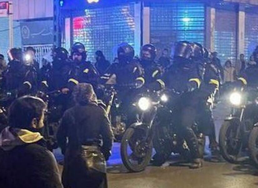 Persone che fanno un sit in pacifico a Mashhad il 3 gennaio 2026. Iran