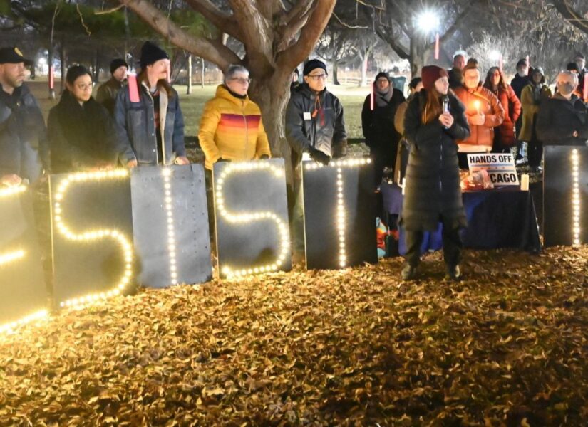 veglia a chicago contro le operazioni dell'ICE, si legge una scritta luminosa "Resist ICE"