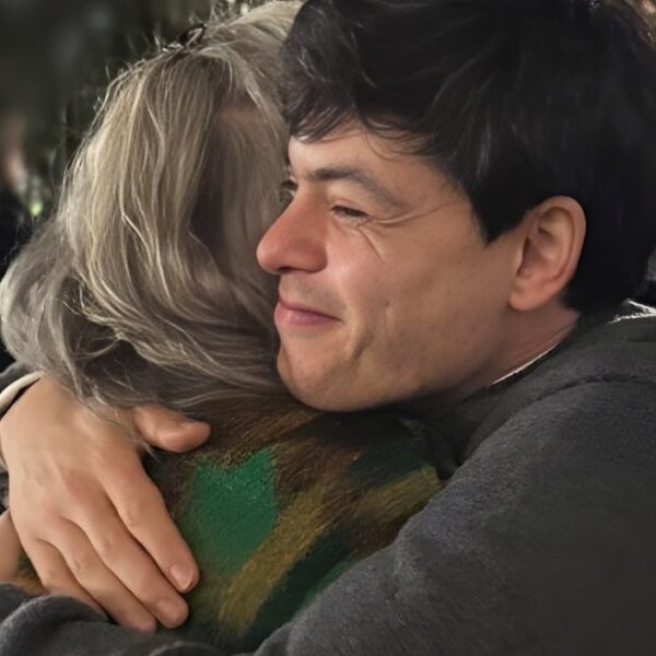 Sean Binder abbraccia sua madre dopo l'assoluzione definitiva dalle accuse di di favoreggiamento dell'immigrazione irregolare e altri reati