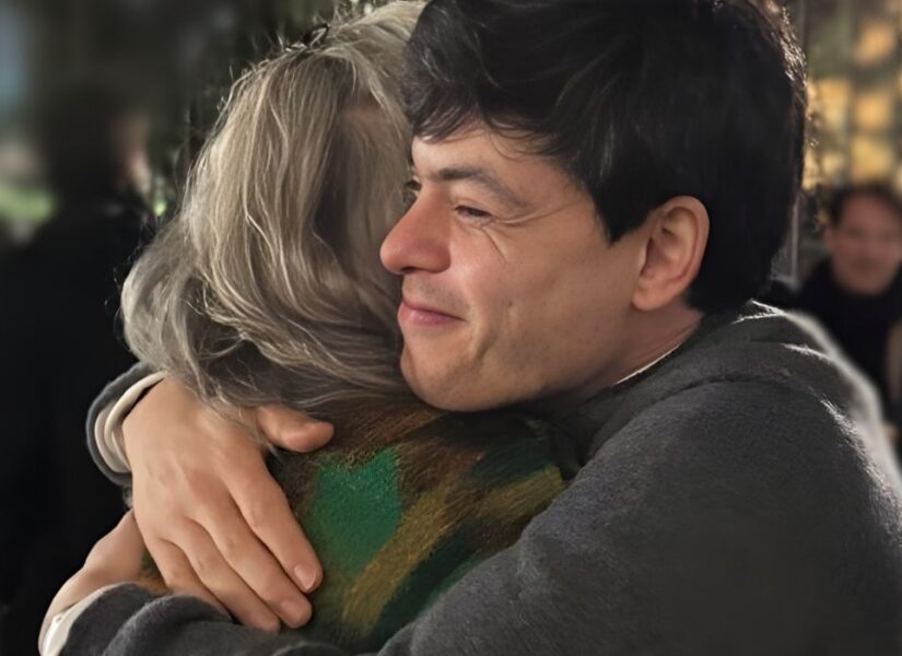 Sean Binder abbraccia sua madre dopo l'assoluzione definitiva dalle accuse di di favoreggiamento dell'immigrazione irregolare e altri reati