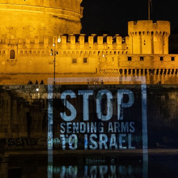 proiezione di "stop arming israel" sul muro di castel Sant'Angelo a Roma per chiedere lo stop al trasferimento di armi dall'Italia