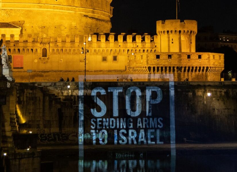 proiezione di "stop arming israel" sul muro di castel Sant'Angelo a Roma per chiedere lo stop al trasferimento di armi dall'Italia