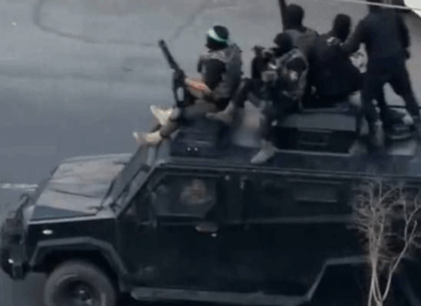 Forze di sicurezza armate riprese il 15 gennaio in un veicolo nero tra le strade di Tonekabon (Shahsavar), nella provincia di Mazandara in Iran.