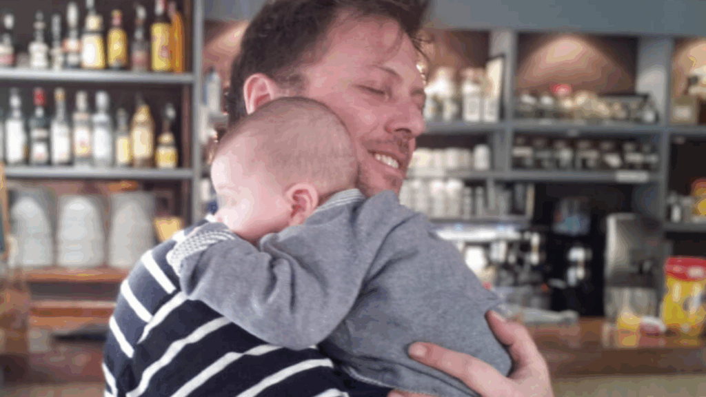 RIccardo Magherini abbraccia un bambino