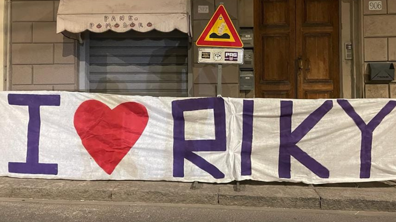 Striscione per Riccardo Magherini con scritto "I love (cuore) Riky"