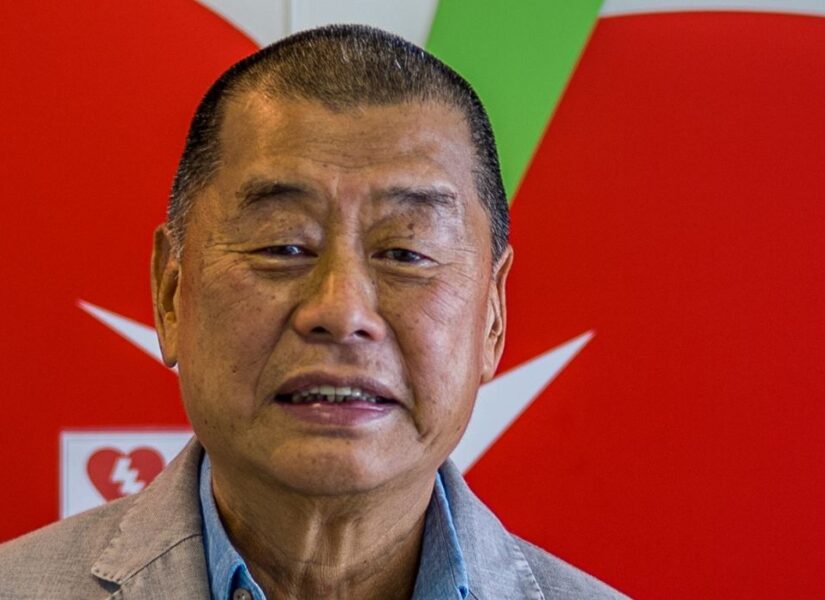 Foto scattata il 16 giugno 2020 che ritrae l'attivista di Hong Kong Jimmy Lai davanti al logo del quotidiano Apple Daily