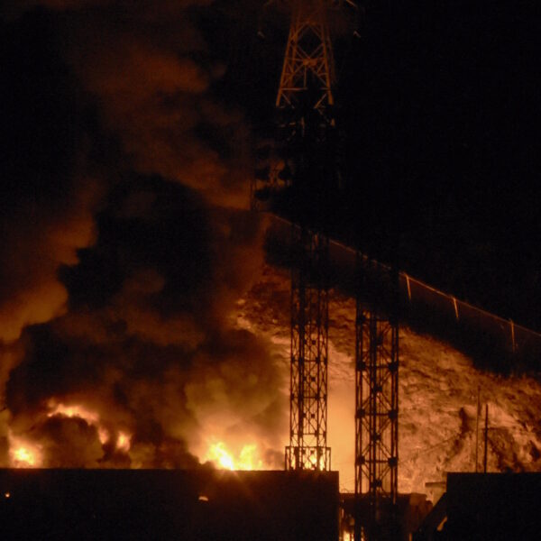 Dopo l'attacco Usa, fuoco a Fuerte Tiuna, il più grande complesso militare del Venezuela. Caracas, 3 gennaio 2026