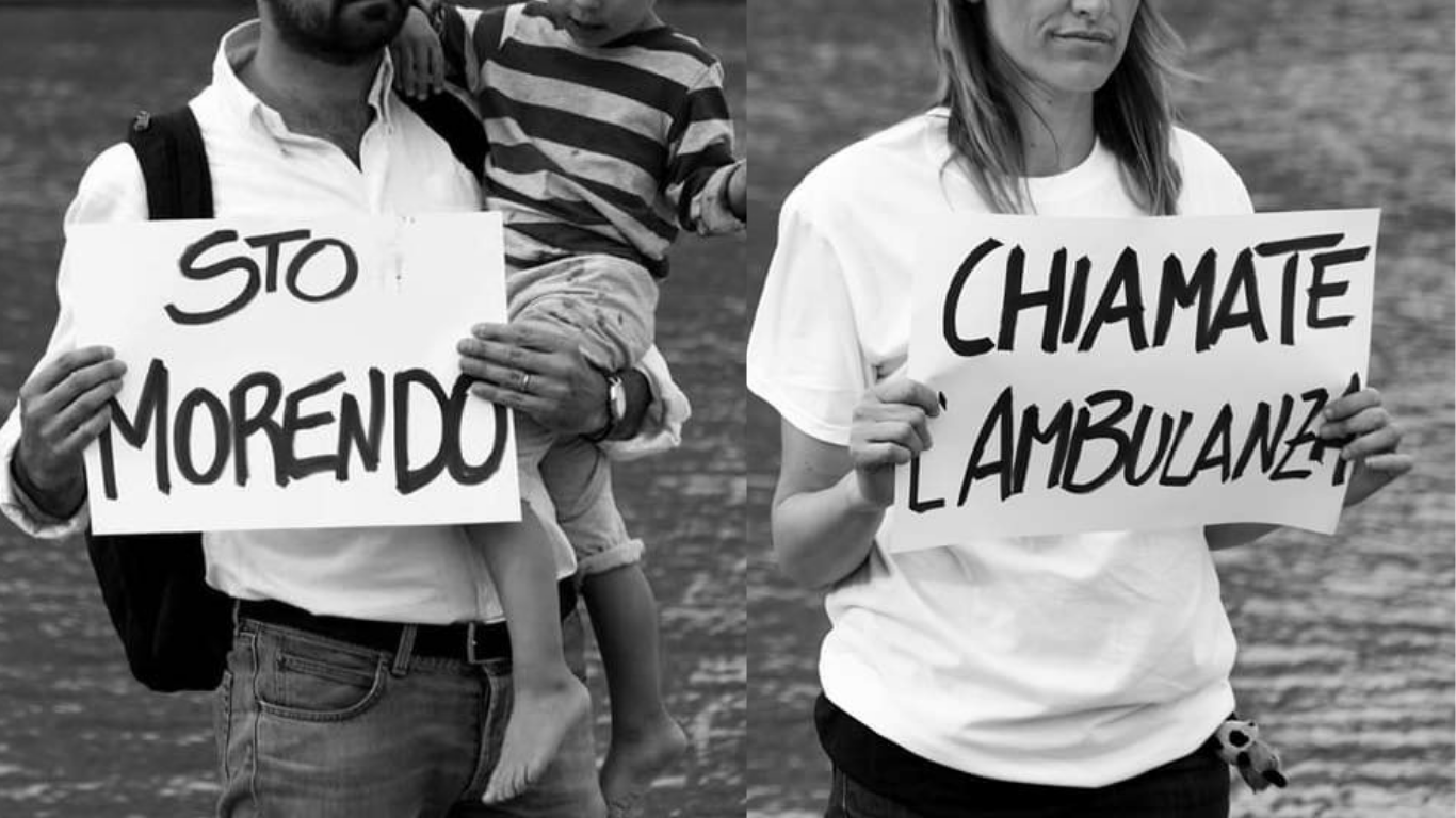 Persone tengono in mano cartelli con le ultime parole di Riccardo Magherini "Sto Morendo". "Chiamate l'ambulanza"