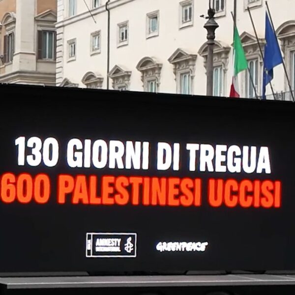maxischermo davanti a montecitorio con la scritta «130 giorni di cessate il fuoco, 600 palestinesi uccisi»