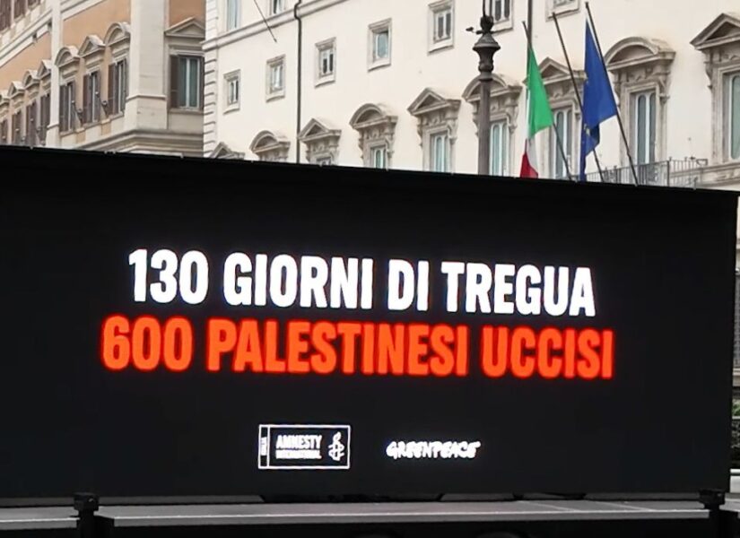 maxischermo davanti a montecitorio con la scritta «130 giorni di cessate il fuoco, 600 palestinesi uccisi»