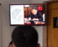 studenti guardano Kim Jong-Un alla televisione