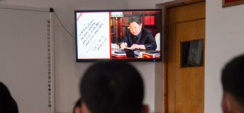studenti guardano Kim Jong-Un alla televisione